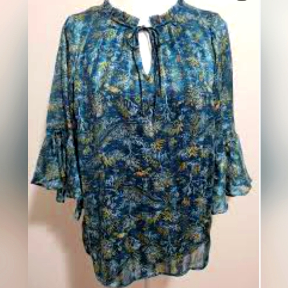 LC Lauren Conrad women's bell sleeve blouse. Size Medium, polyester.